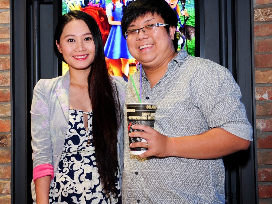 Ba xa Gia Bao khoe bung bau di xem phim hinh anh