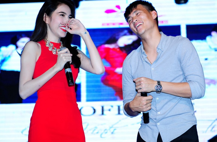Thuy Tien dien vay ngan song ca voi Cong Vinh hinh anh