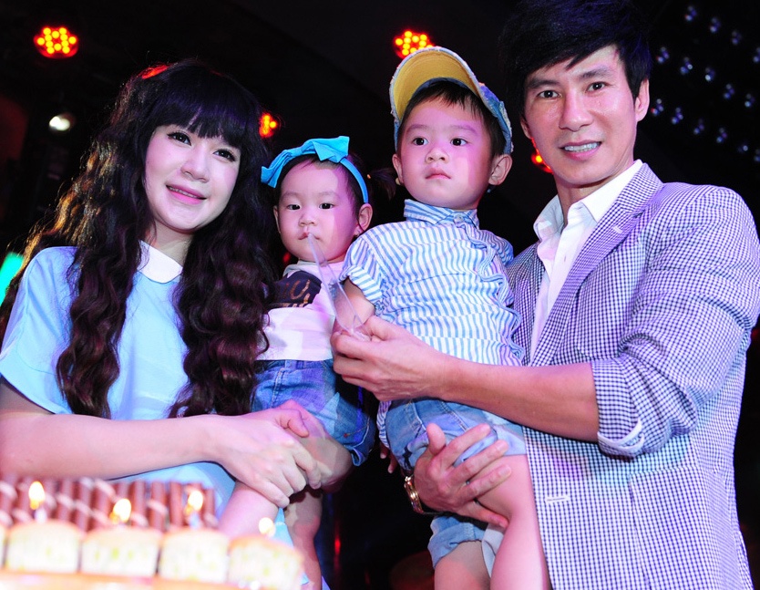 Minh Ha bau 7 thang mac sanh dieu dua con di ung ho chong hinh anh