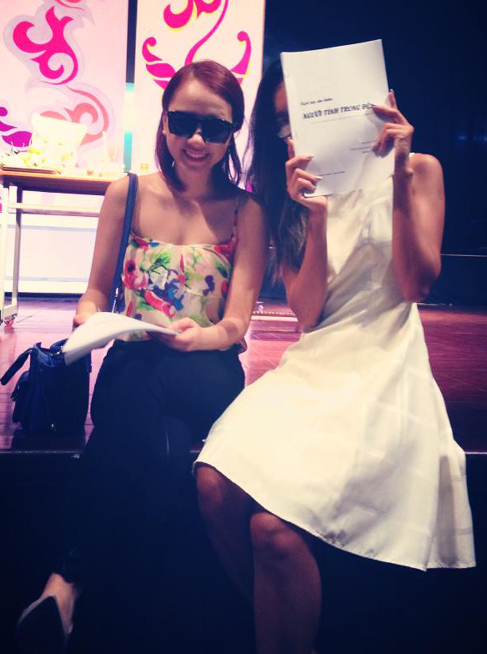 Băng Di thân thiết với đàn chị Nhã Trúc. Trong vở kịch, họ là tình địch của nhau khi cùng đem lòng yêu nam ca sĩ Tùng Lâm.