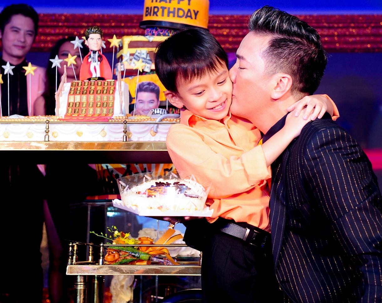 Dot nhap vao tiec sinh nhat xa xi cua Dam Vinh Hung hinh anh