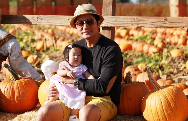 Truong Minh Cuong dua vo con tham ruong bi khong lo o My hinh anh