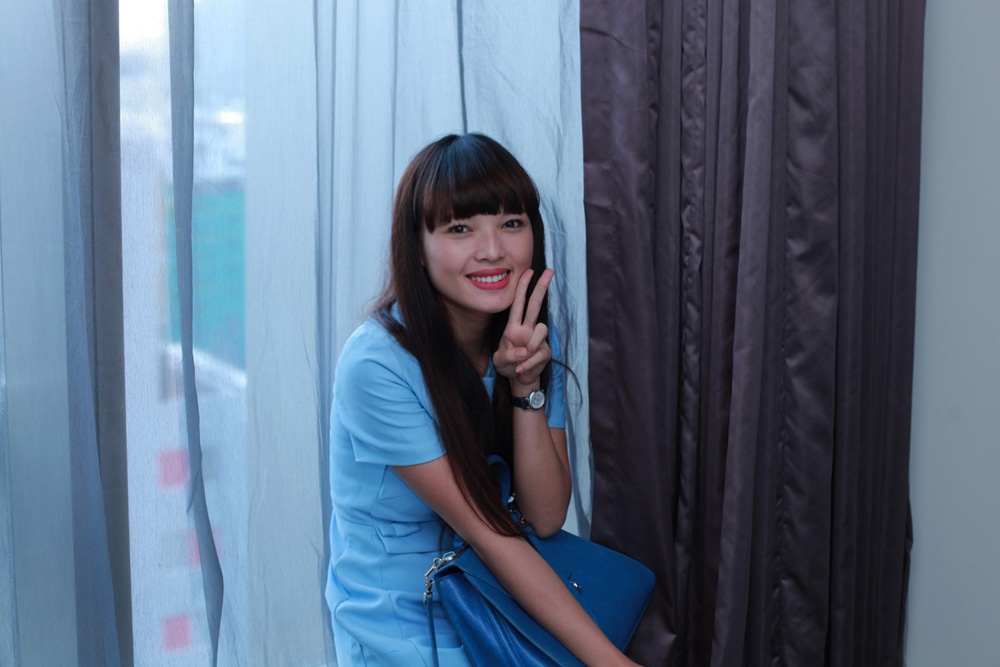 ặng lẽ theo sát và chăm sóc Lê Hoàng trong suốt buổi thực hiện trailer và các bộ ảnh chính là bạn gái anh – hot girl Việt Huê. Đôi lúc, cô tỏ ra khá e dè nhưng vẫn rất thân thiện và cởi mở. 