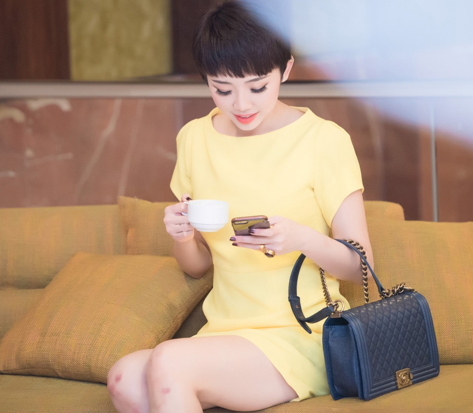 Toc Tien de lo nhieu vet seo o chan khi dien vay ngan hinh anh