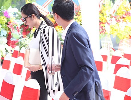 Tang Thanh Ha cuoi rang ro khi duoc chong ho tong du su kien hinh anh