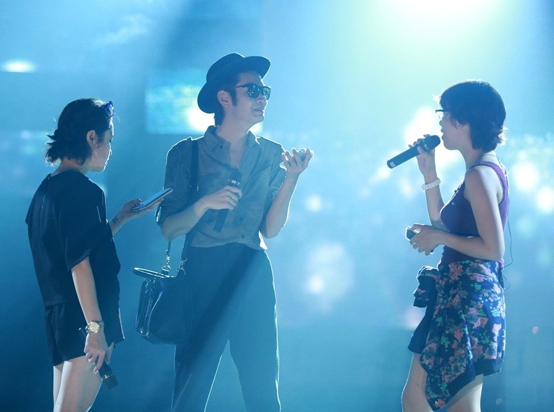 Bài hát từng là ca khúc hit trên toàn thế giới, dẫn đầu bảng xếp hạng ở hơn 20 quốc gia. Tại chương trình Câu chuyện Âm nhạc tuần trước, Thái Trinh cũng đã từng song ca cùng với Tiêu Châu Như Quỳnh. Cũng như cô bạn thân của mình, Thái Trinh cũng chọn trang phục quần short, áo pull đen để tiện lợi cho việc tập luyện. Trong khi đó, Đào Bà Lộc lại có phần chải 