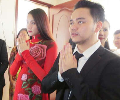 Trang Nhung va ban trai dai gia bi mat lam le dinh hon hinh anh