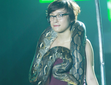 Tieu Chau Nhu Quynh gay soc khi bieu dien voi tran 30 kg hinh anh