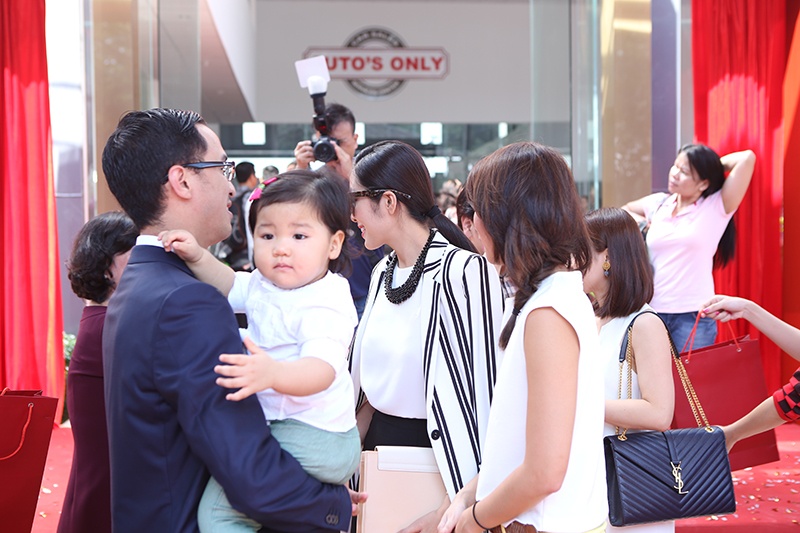 Hai vợ chồng Tăng Thanh Hà và Louis Nguyễn trò chuyện cùng bạn bè. Louis Nguyễn còn vui vẻbế con của một người thân.