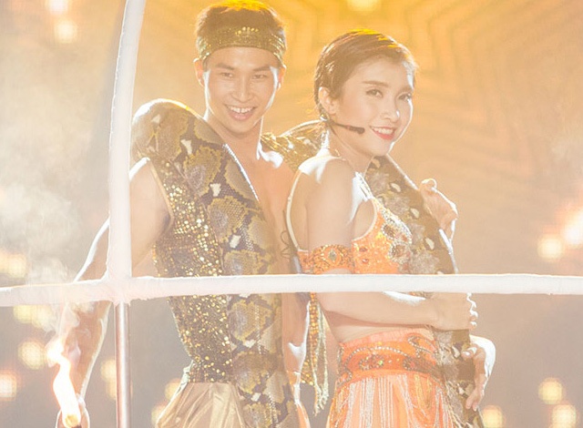 Tieu Chau Nhu Quynh mac sexy, vac tran 30kg tren san khau hinh anh