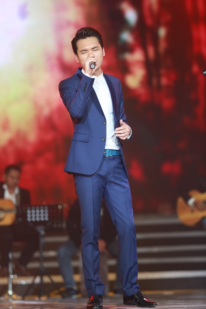 Hỗ trợ cho các tiết mục đặc biệt này của The Men là ca sĩ Khắc Việt, nhạc sĩ Trịnh Đình Quang và dàn bè gồm ca sĩ Lương Viết Quang, nhạc sĩ Quốc Cường, Phạm Việt Hoàng và beatboxer Hải Wind. Có thể thấy, hầu hết khách mời của The Men không phải là những nghệ sĩ đình đám, nhưng họ đều là những người bạn, những cộng sự thân thiết của hai chàng trai Lê Hoàng – Tiến Dũng.