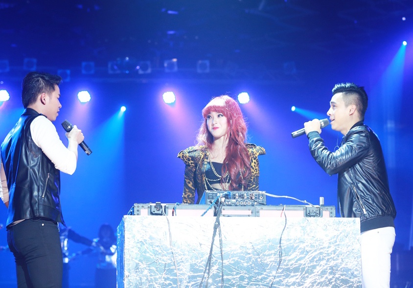 Trong tiết mục biểu diễn chung, Tiến Dũng không chỉ đứng bên cạnh mà còn liên tục đưa mắt nhìn thẳng Hải Băng như bày tỏ tình cảm, nhưng nữ ca sĩ cố tình ngó lơ. Mỗi lần thấy Tiến Dũng nhìn mình, cô lại nhìn về phía khán giả hoặc quay sang giao lưu thân thiết với nam ca sĩ Lê Hoàng.