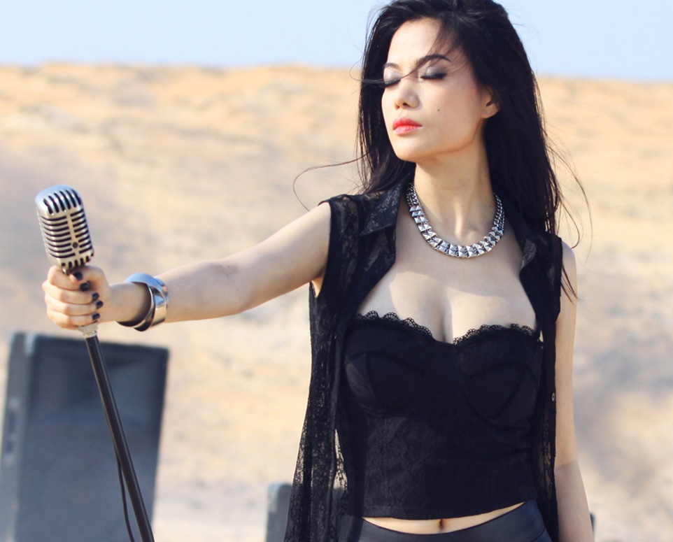 Truong Ngoc Anh mac sexy, hat boc lua hinh anh