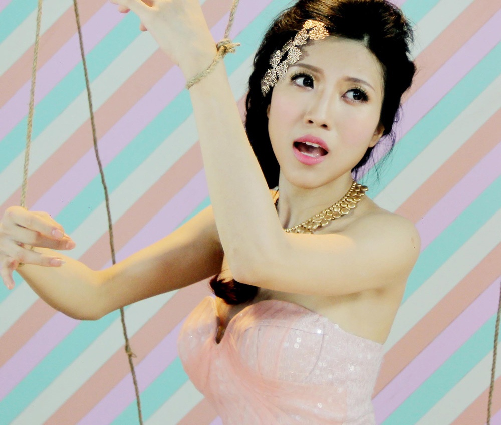 Trang Phap lo vong mot lep kep khi dien vay rong trong MV hinh anh