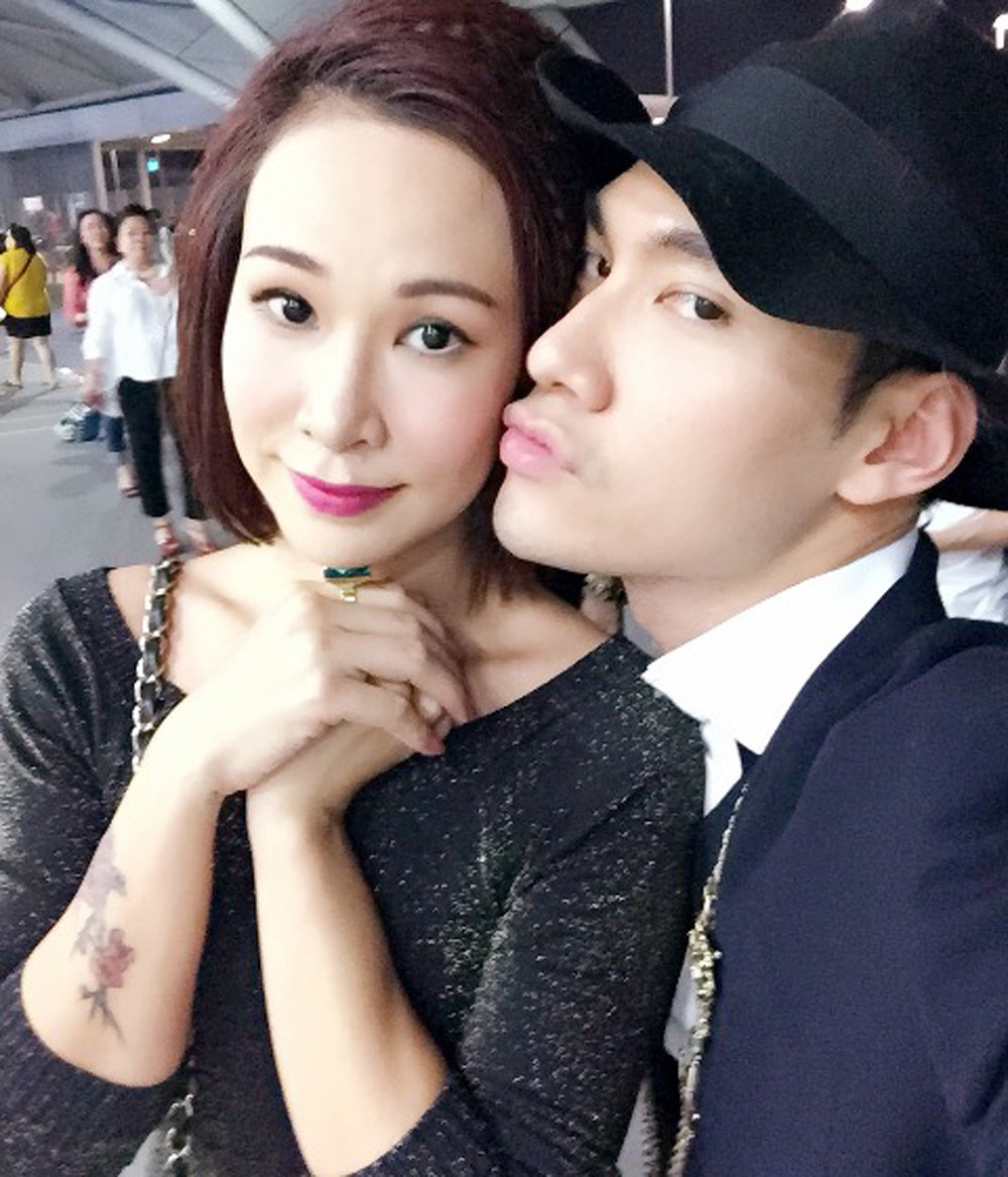 NTK sinh năm 1985 tạo dáng 