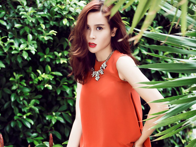 Luu Huong Giang dien vay xe cao, goi cam hinh anh