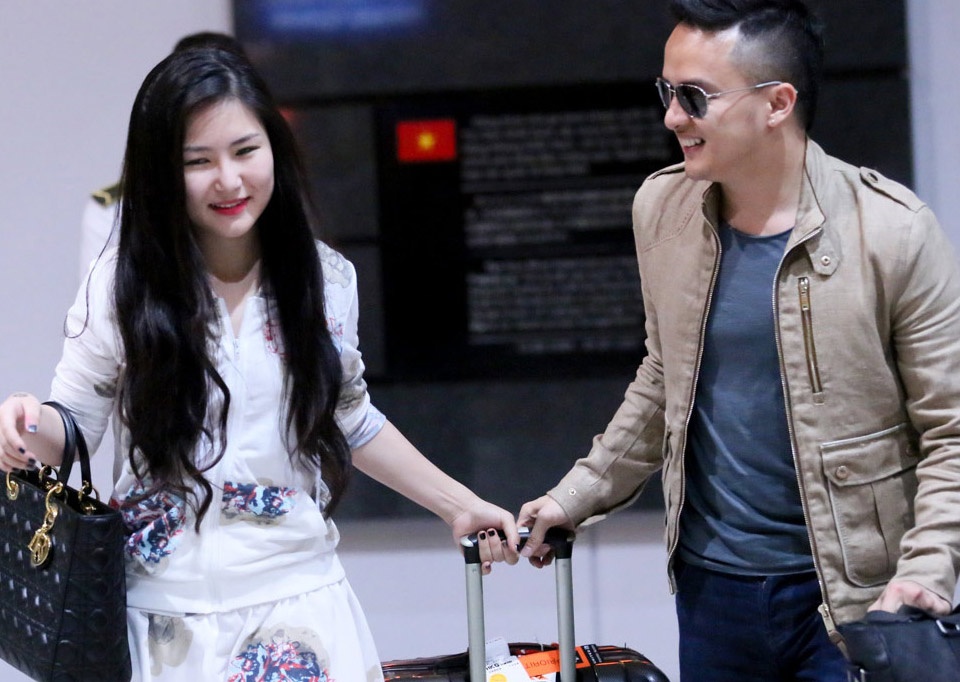 Huong Tram ra san bay don Cao Thai Son luc rang sang hinh anh