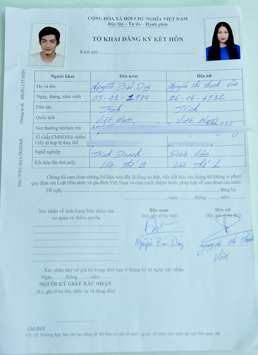 Cặp đôi khoe đã hoàn tất thủ tục đăng ký kết hôn.