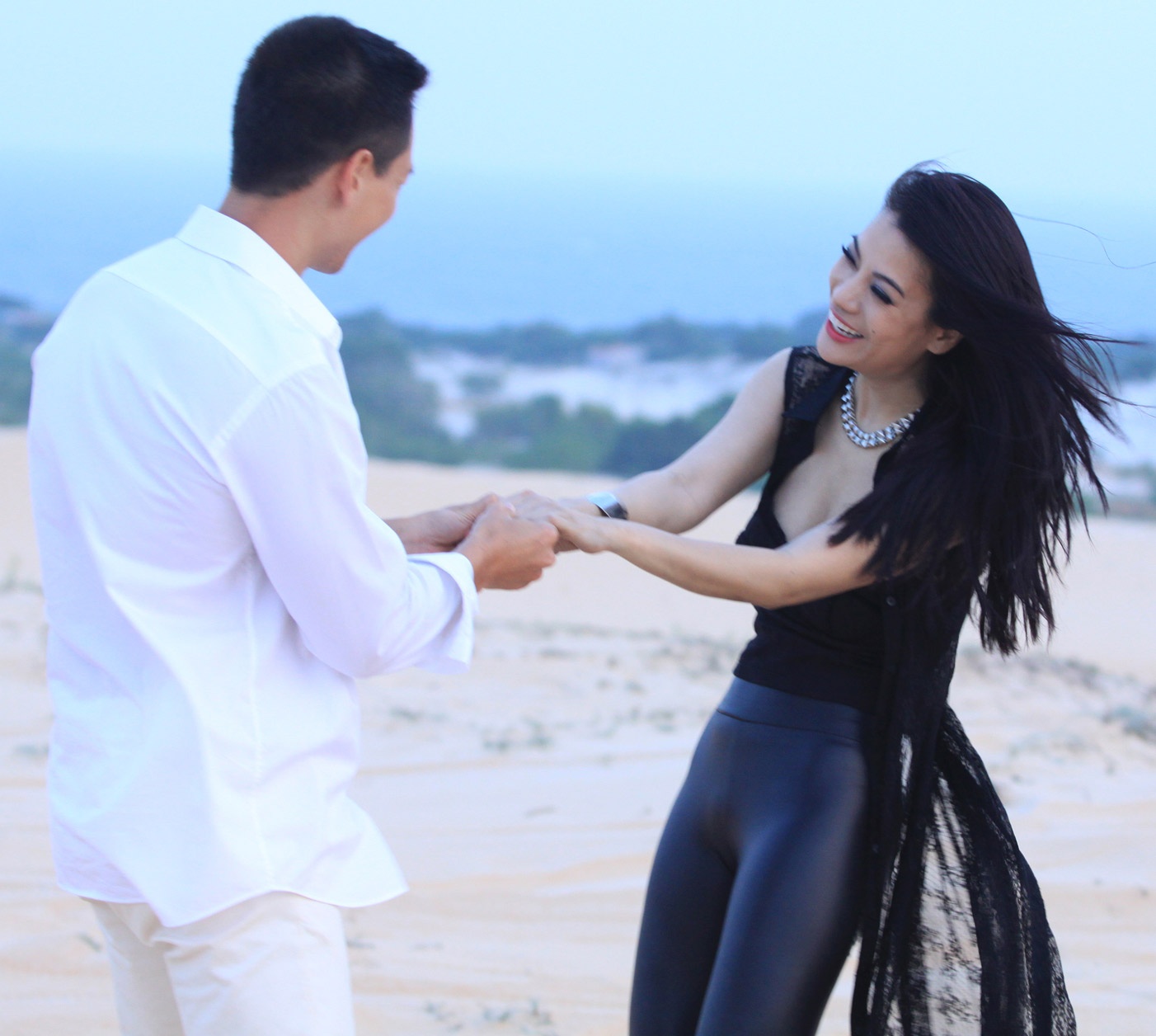 Truong Ngoc Anh va nguoi tinh tin don trong MV moi hinh anh