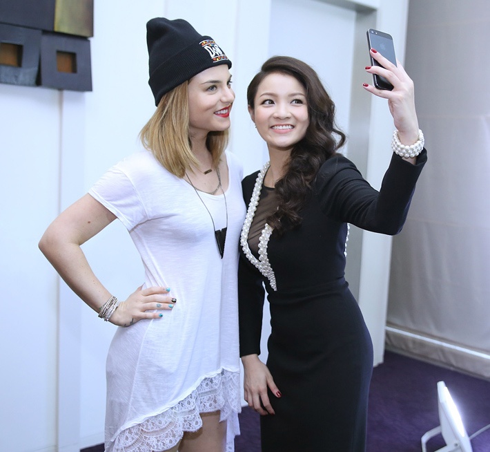 Cả hai chụp hình lưu niệm. 