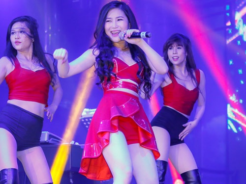 Huong Tram dien vay cut-out bieu dien sexy tren san khau bar hinh anh