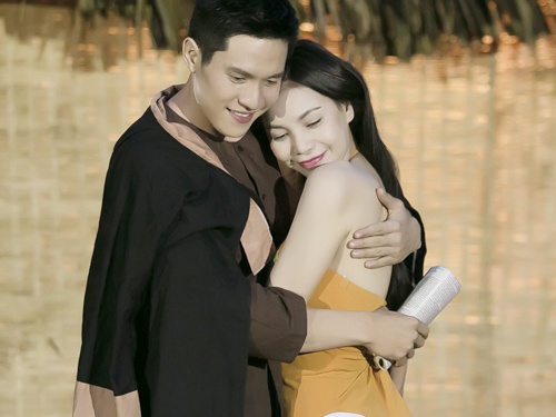 Tra Ngoc Hang mac ao yem sexy, khoa moi Minh Anh trong MV hinh anh
