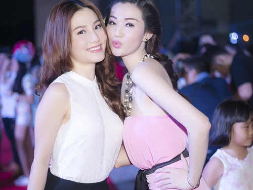 Diem My 9X va Khanh My rang ro di xem phim hinh anh