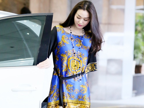 Khanh My lai xe hop sang di uong ca phe cuoi tuan hinh anh