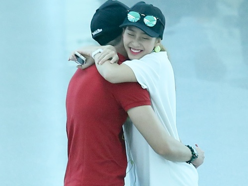 Kha Ngan va ban trai om nhau chat o san bay khi chia tay hinh anh