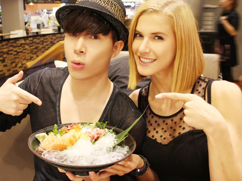 Nathan Lee va nguoi mau Tay chup hinh than mat o Thai Lan hinh anh