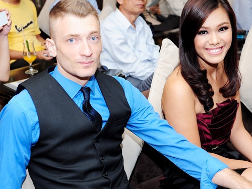 Ban trai Tay lang le quay hinh Phuong Vy hinh anh