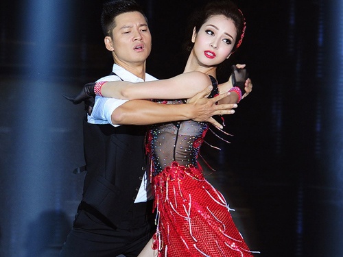 Jennifer Pham dien vay xuyen thau hoa vu nu tren san khau hinh anh
