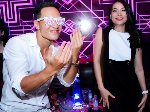 Kim Ly nhay sung trong bar mung sinh nhat Truong Ngoc Anh hinh anh