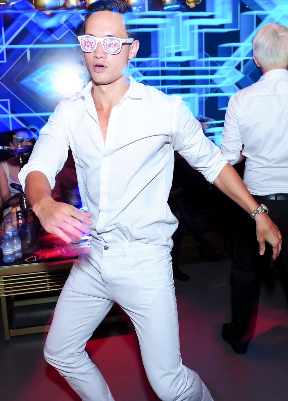 Kim Ly khoe vu dao trong bar mung sinh nhat Truong Ngoc Anh hinh anh