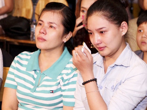 Vo Duy Nhan lien tuc khoc trong dem tu thien ung ho chong hinh anh