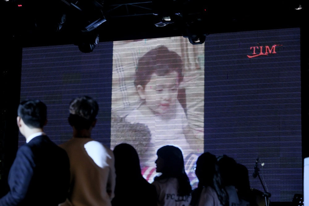 Clip con trai Tim va Truong Quynh Anh tren san khau hinh anh