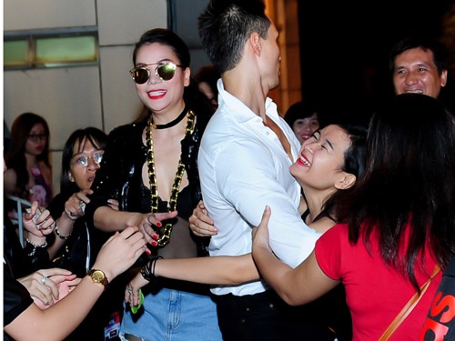 Fan nu chen lan, pha hang rao de cham nguoi Kim Ly hinh anh