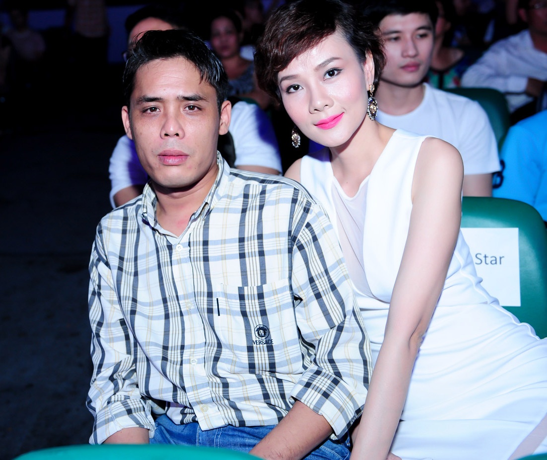 Sau sóng gió hôn nhân, vợ chồng Dương Yến Ngọc tình tứ đi nghe nhạc. Cũng tại sự kiện, cặp đôi chạm mặt nữ ca sĩ Pha Lê nhưng ba người đều phớt lờ nhau.Dương Yến Ngọc bị chê hơi gầy ngoài đời. Cô đến sự kiện vì mê mẩn vẻ điển trai, hào hoa của nam diễn viên Kim Lý sau khi xem phim.   