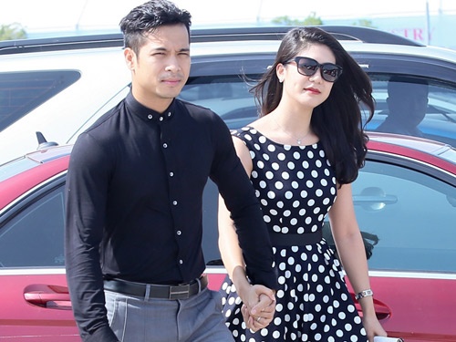 Truong The Vinh va ban gai phi cong tay trong tay di su kien hinh anh