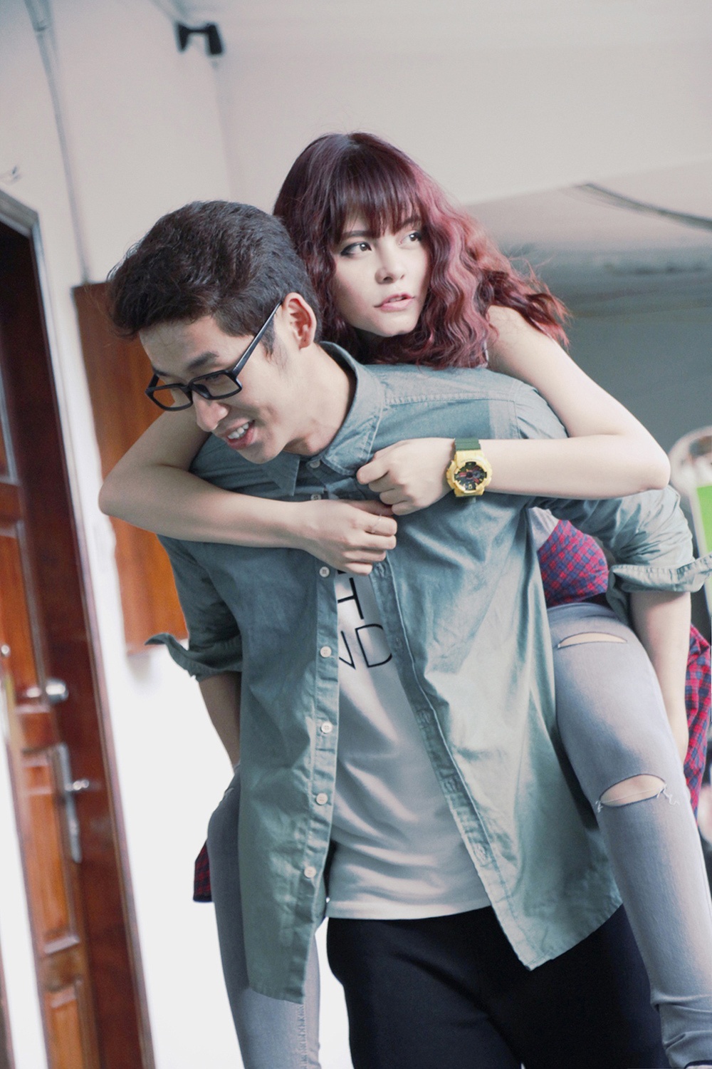 Tia Hai Chau bi ban trai hot boy phan boi trong MV  moi hinh anh