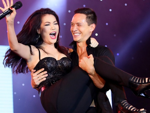 Kim Ly be bong Truong Ngoc Anh tren san khau mien Tay hinh anh