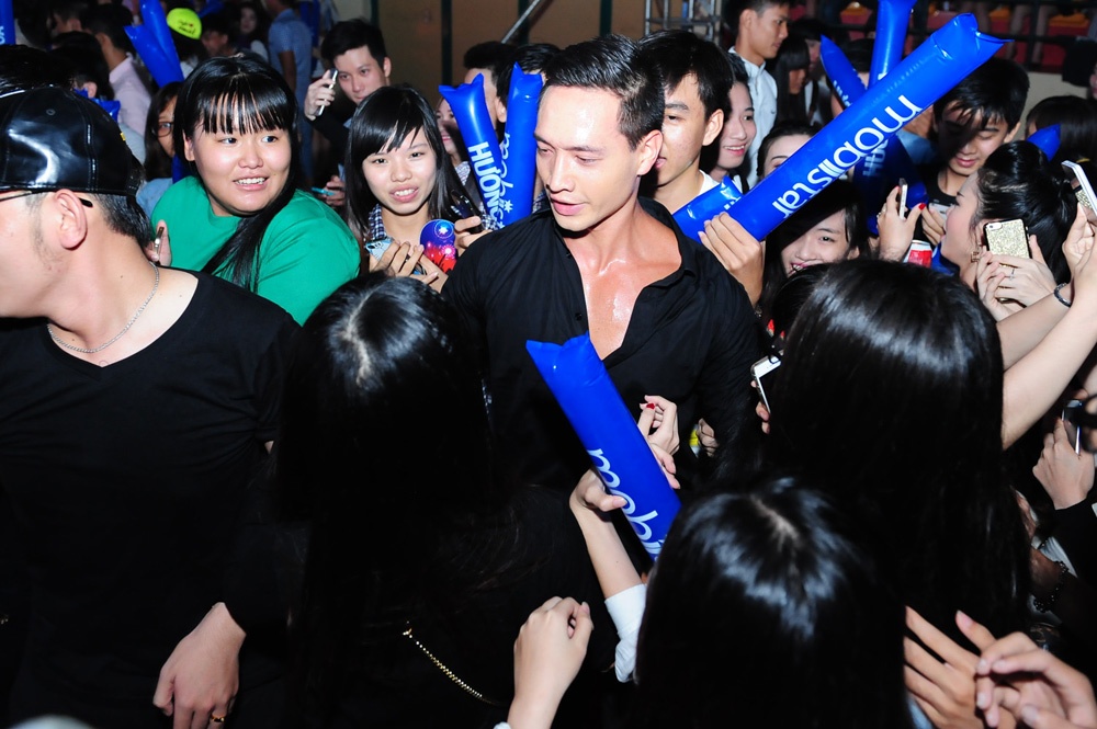 Kim Ly bi rung fan nu mien Tay vay quanh doi chup hinh hinh anh