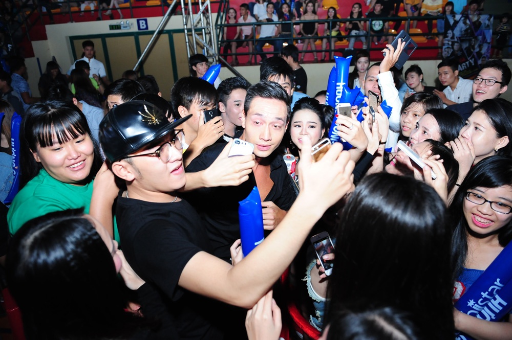 Kim Lý bị rừng fan nữ bủa vây đòi chạm người và chụp hình lưu niệm. Dù không nói được tiếng Việt nhưng anh liên tục nói từ 