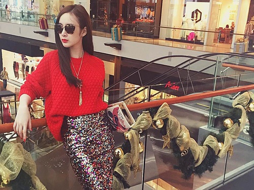 Angela Phuong Trinh mac sanh dieu di shopping o Singapore hinh anh