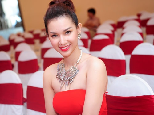 Hot girl Quynh Chi khoe vai tran goi cam hinh anh