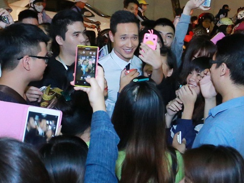 Fan nu Ha Noi bua vay Kim Ly hinh anh