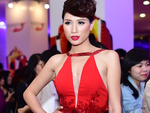 Trang Tran mac ho bao tren tham do be mac LHP quoc te hinh anh