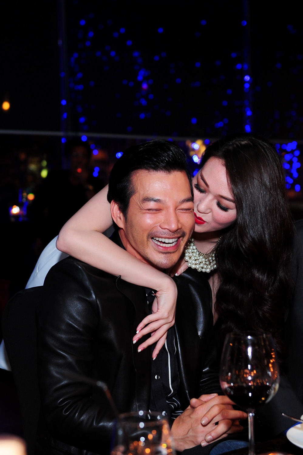 Nụ hôn gây tranh cãi của Khánh My với Trần Bảo Sơn trong sinh nhật.