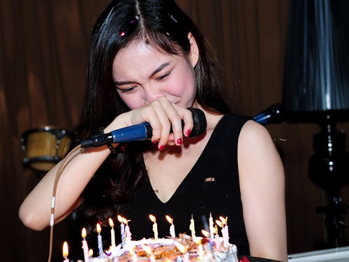 Giang Hong Ngoc khoc nuc no trong buoi giao luu voi khan gia hinh anh