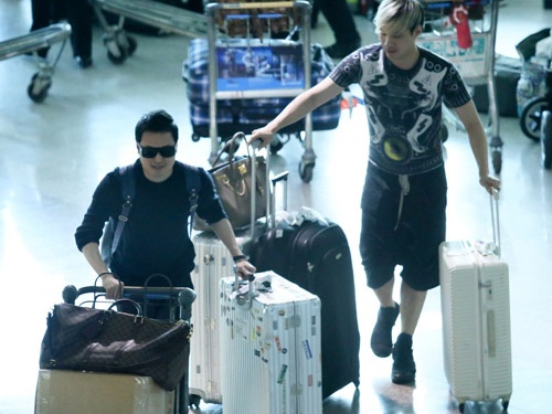 Quang Vinh lo than hinh phat tuong o san bay hinh anh